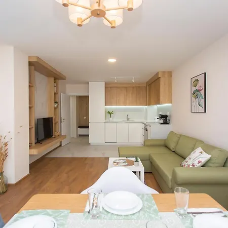 Brand New One Bedroom Zenit 6 Апартаменты